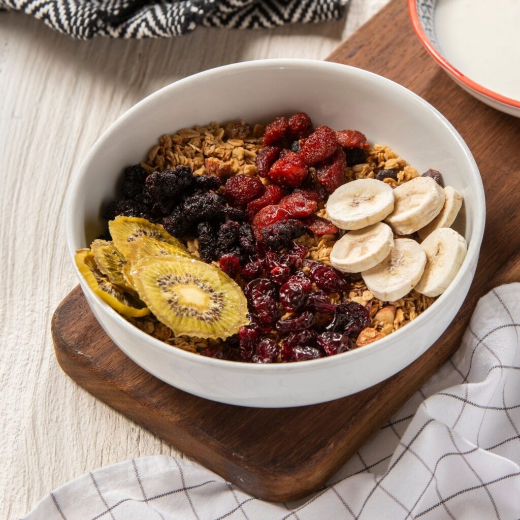Bowl içinde granola ve kuru meyveler ile hazırlanmış kahvaltı